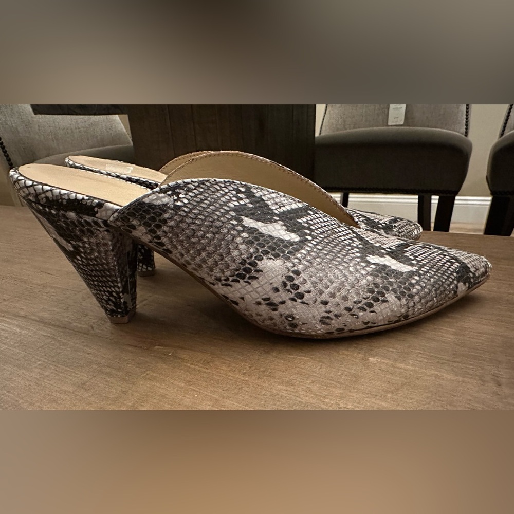 42 Gold Womens Overcom V Throat‎ Snake Leather Mules - Size 7.5